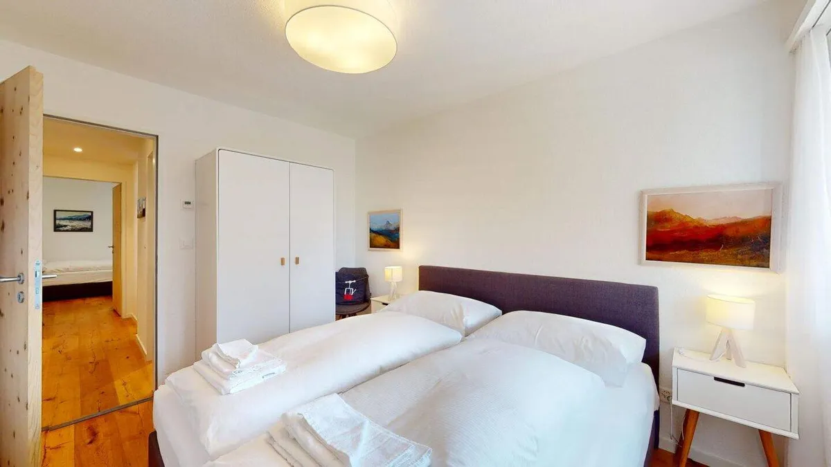 Schlafzimmer mit Doppelbett, Nachttisch und Schrank