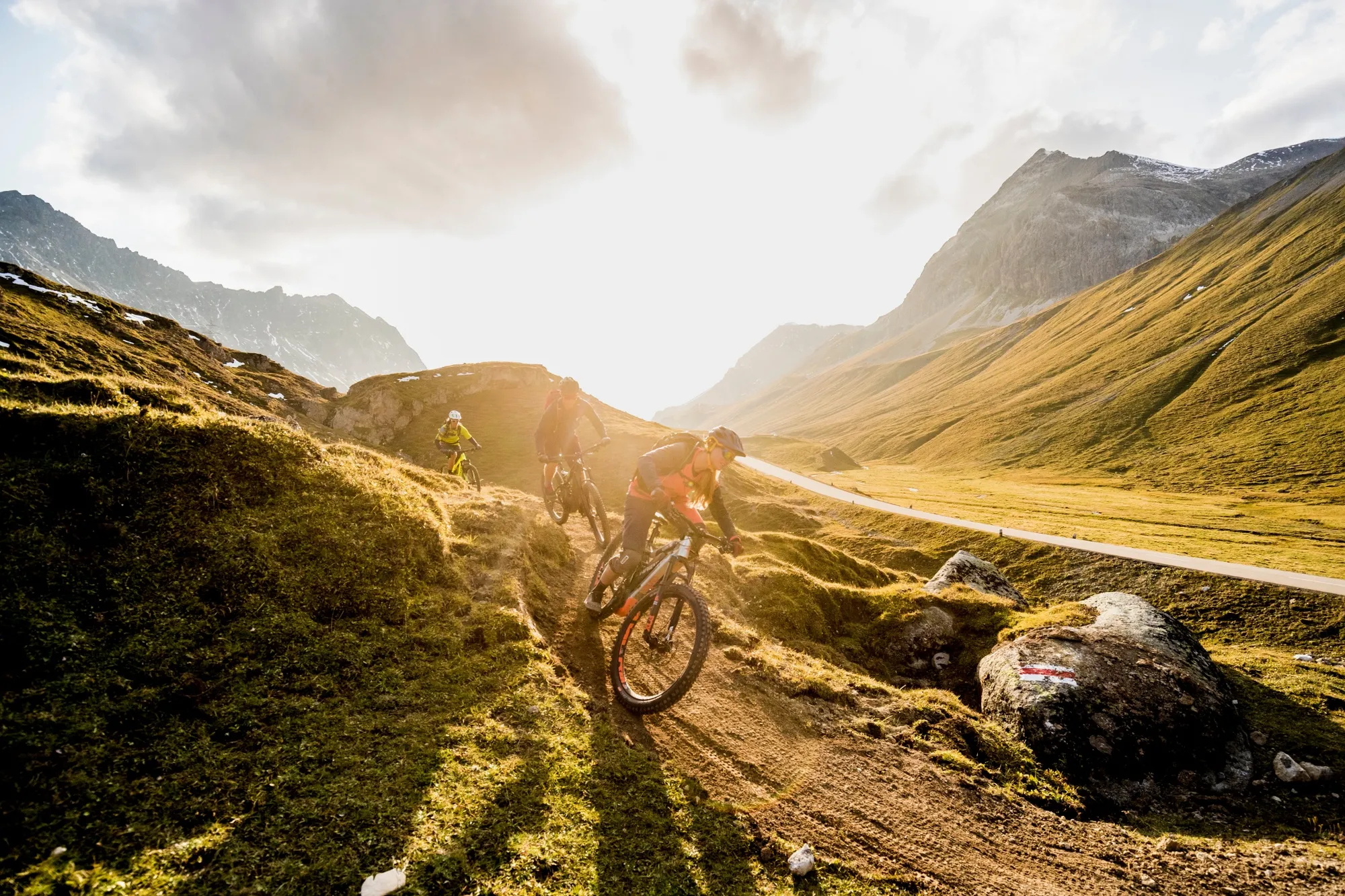 Mountainbiker auf dem Albula Trail im Abendlicht