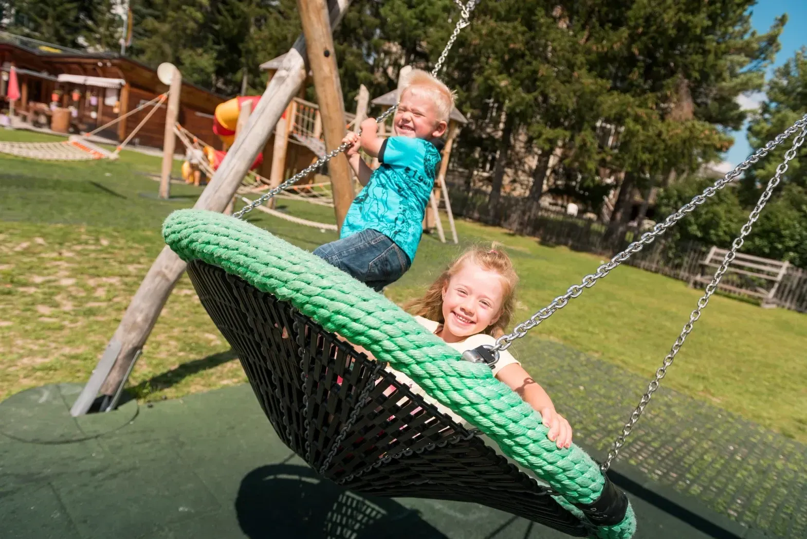 Kinder spielen auf dem Spielplatz beim Sport-Center