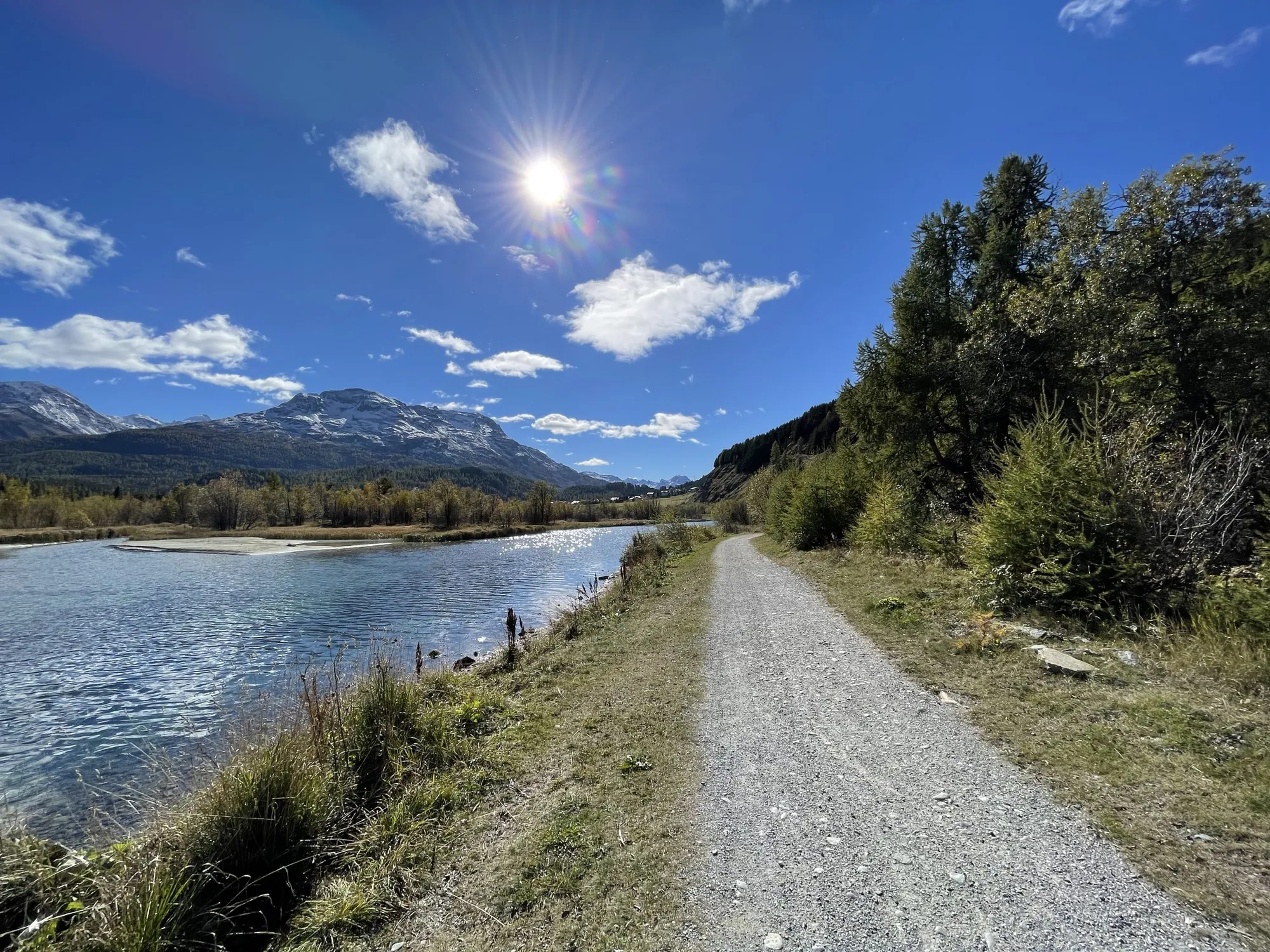 Kiesweg entlang des Inns zwischen Bever und Celerina