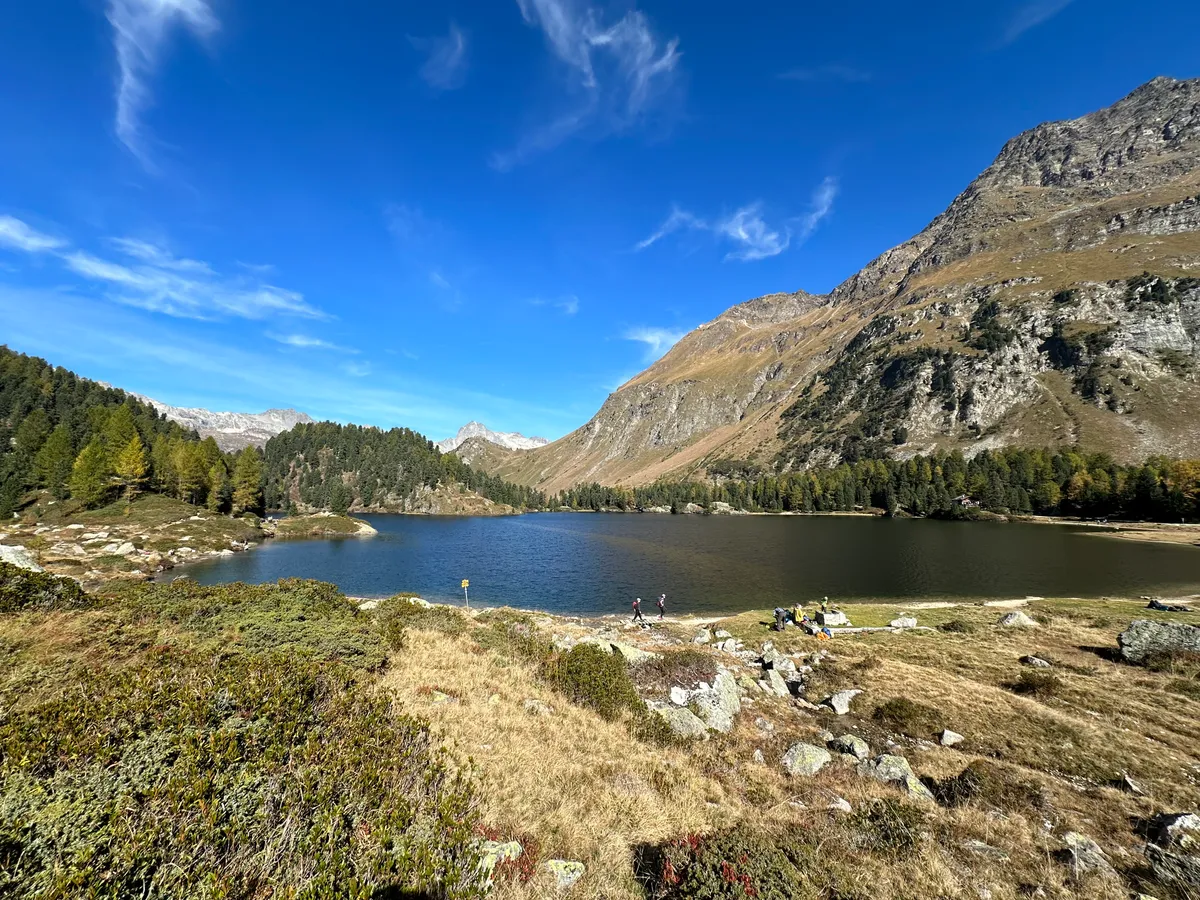 Lägh da Cavloc mit Spiegelung der Berge