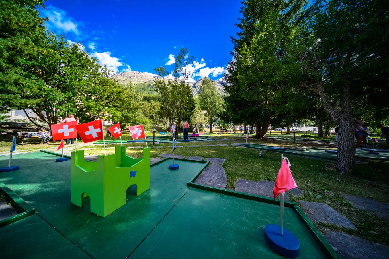 Minigolfanlage in St. Moritz mit Schweizer Fahnen