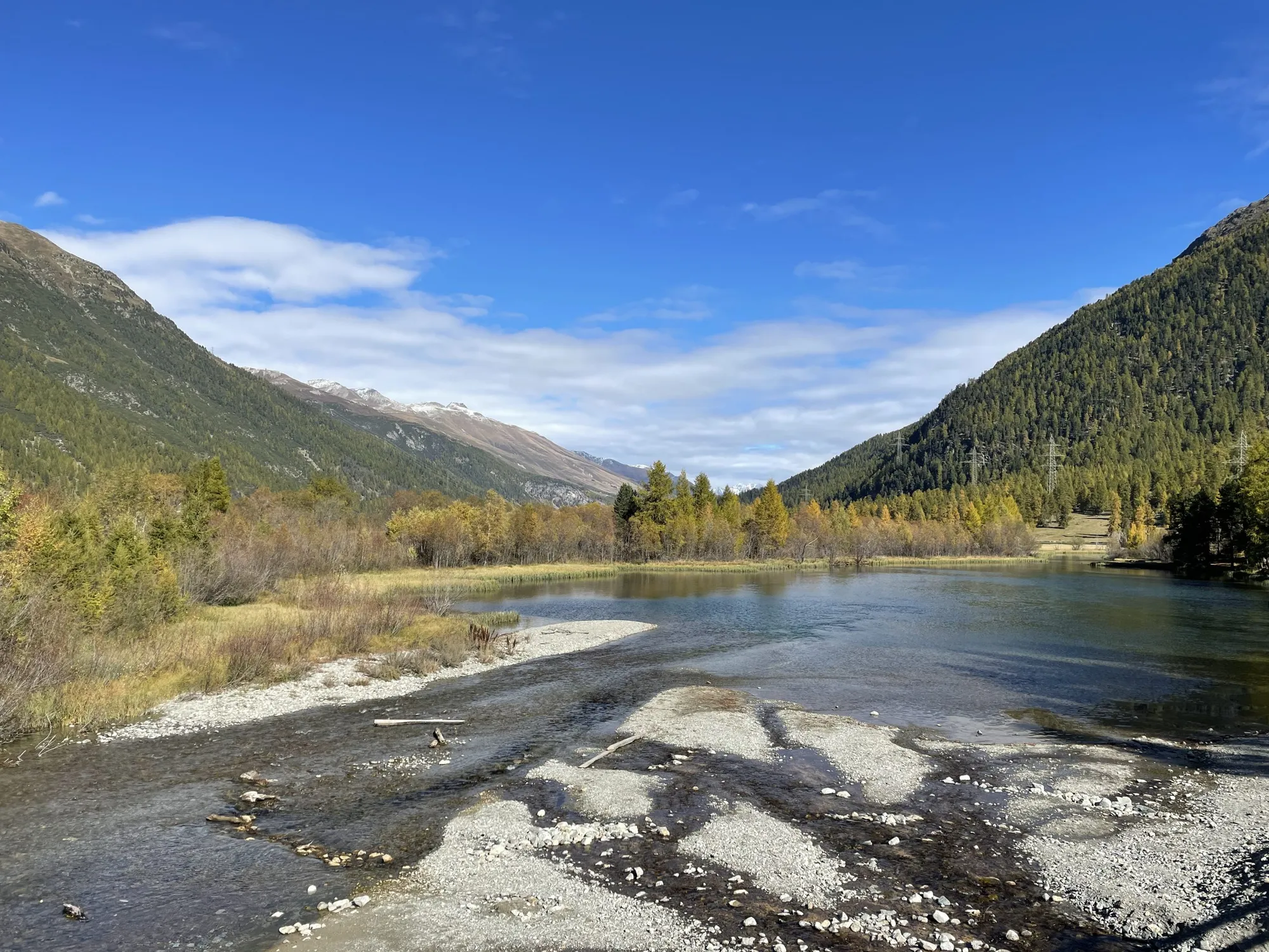 Flusslandschaft am Inn bei Samedan im Frühling