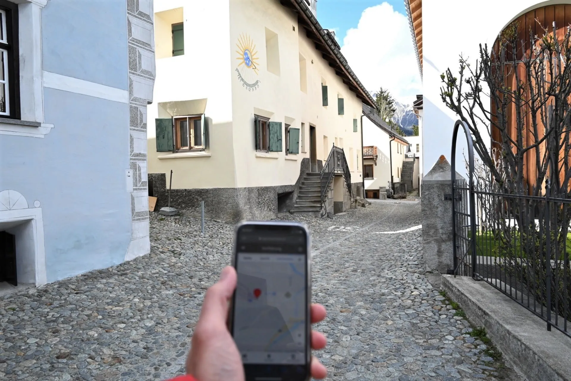 Phone with the digital guide in a lane in Celerina