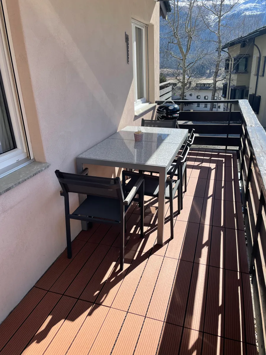 Balkon mit Tisch und Stühlen
