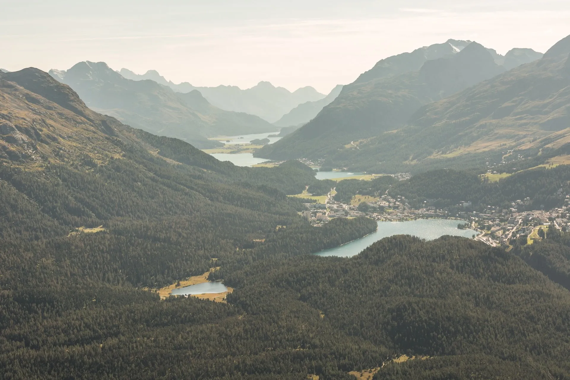 Blick von Muottas Muragl auf die Seen des Oberengadins
