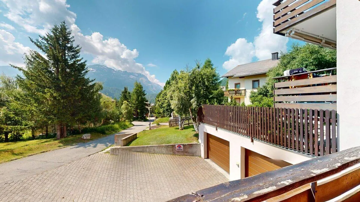 Garten und Garagenvorplatz mit Blick auf Tannen und Berge
