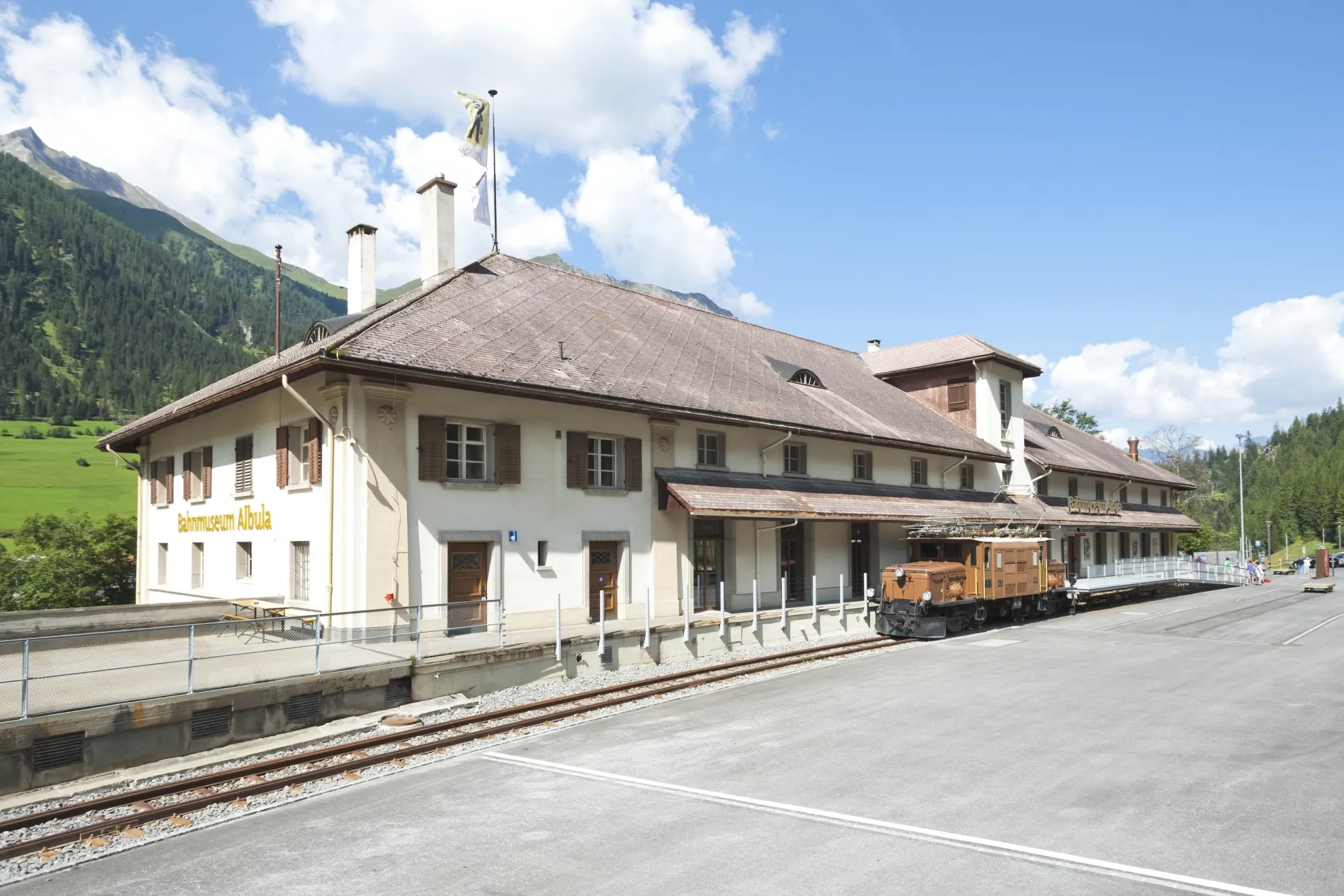 Bahnmuseum Albula im alten Zeughaus beim Bahnhof Bergün mit Lokomotive